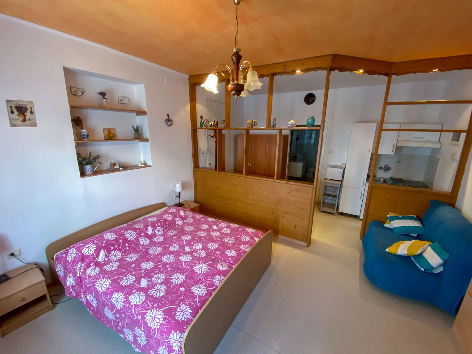 Apartma Lavanda: zakonska postelja, lesena pregrada in modri kavč