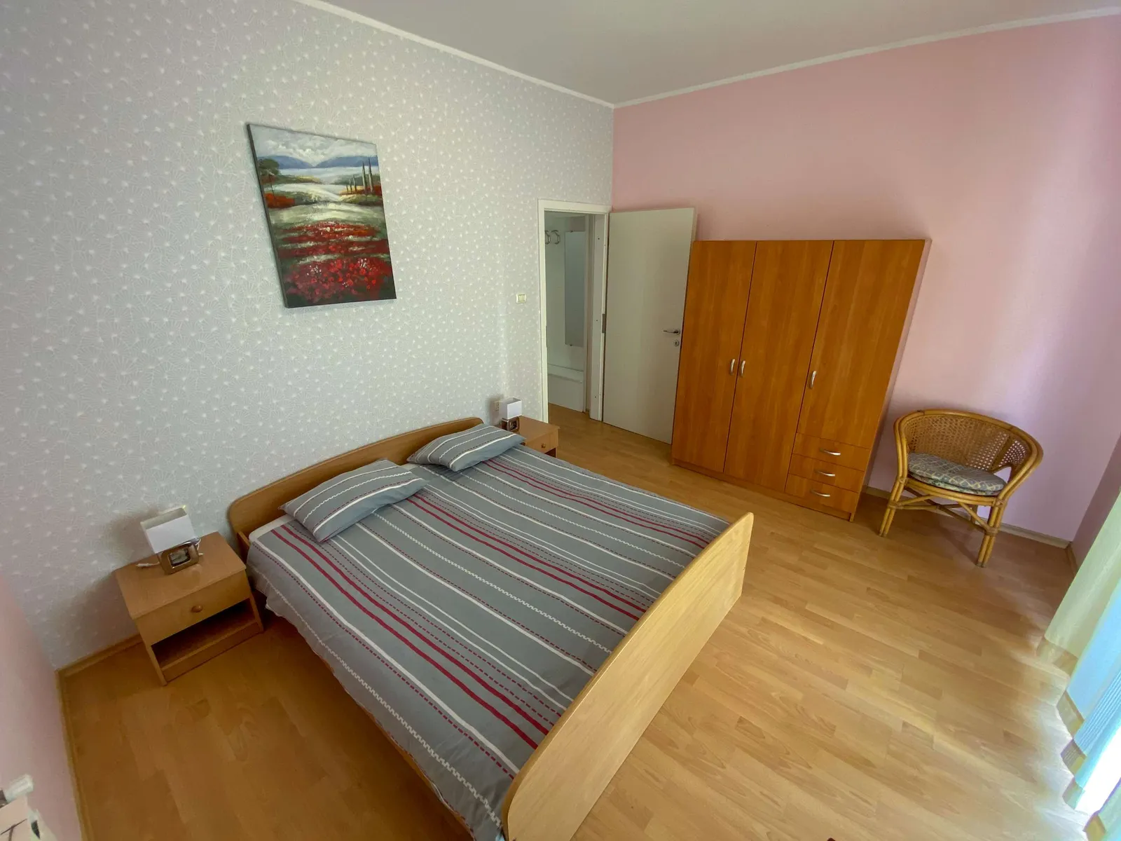 Spalnica z zakonsko posteljo in omaro