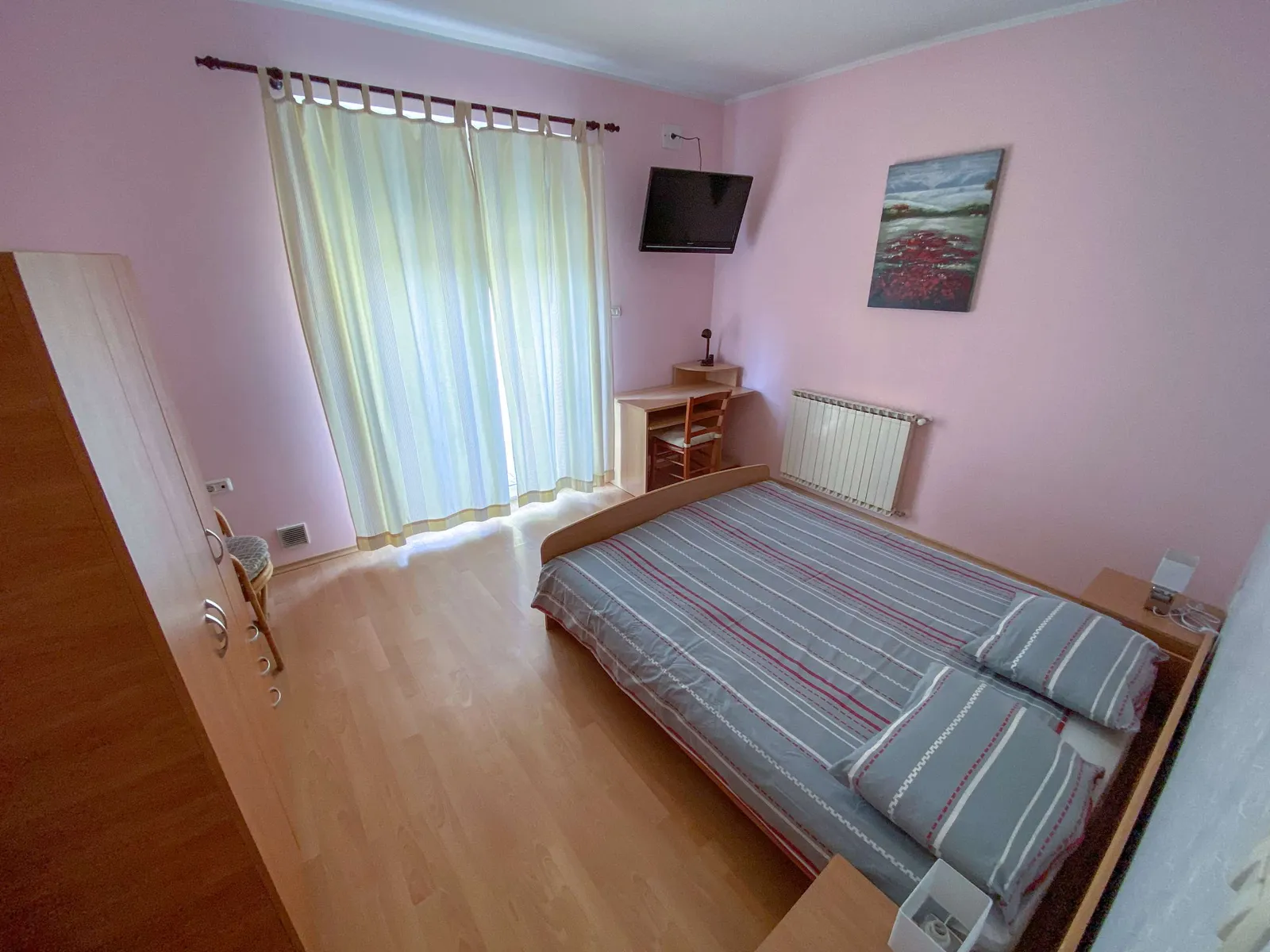 Apartma Oljka: spalnica z zakonsko posteljo in vrati na teraso