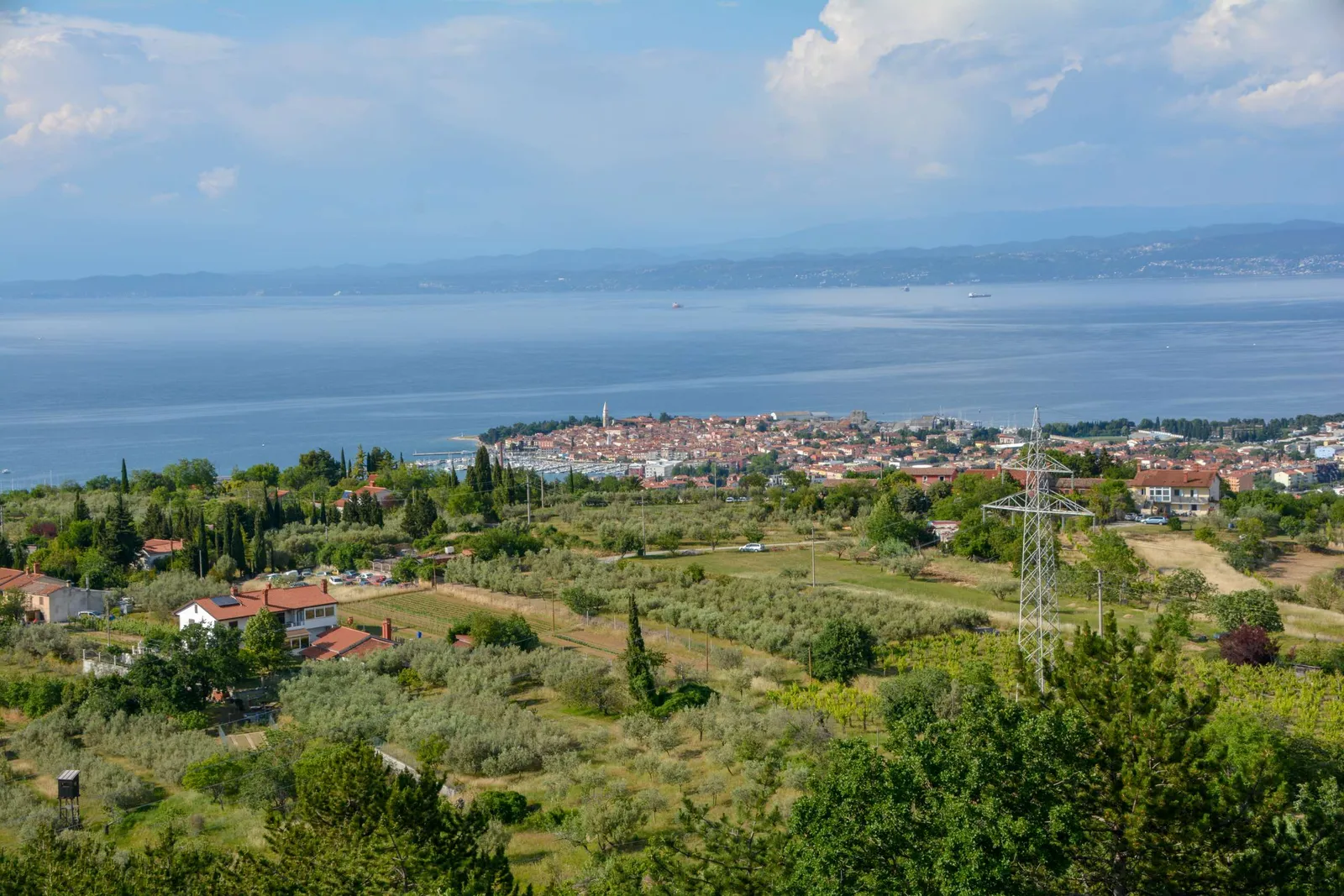 Izola s polotokom starega mesta, za njo morje