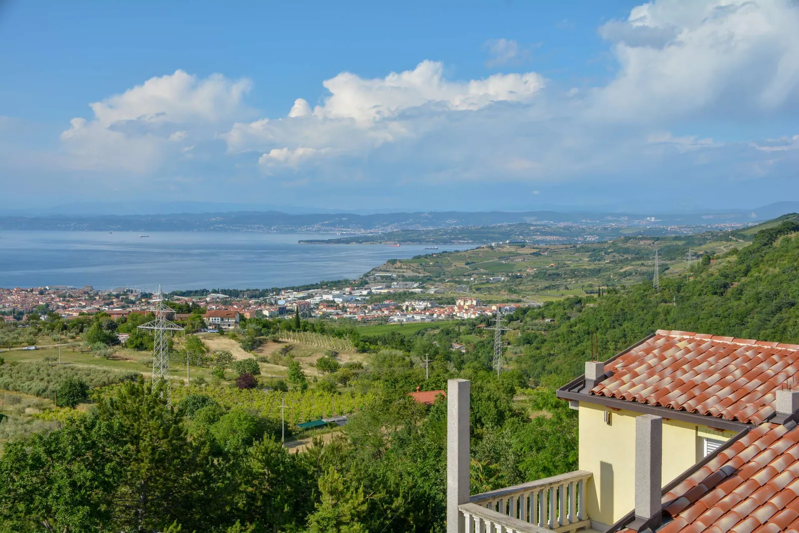 Streha naše hiše in pogled proti morju