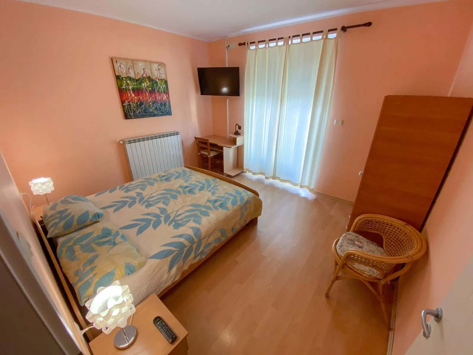 Apartma Sončnica: spalnica z zakonsko posteljo in steklenimi vrati