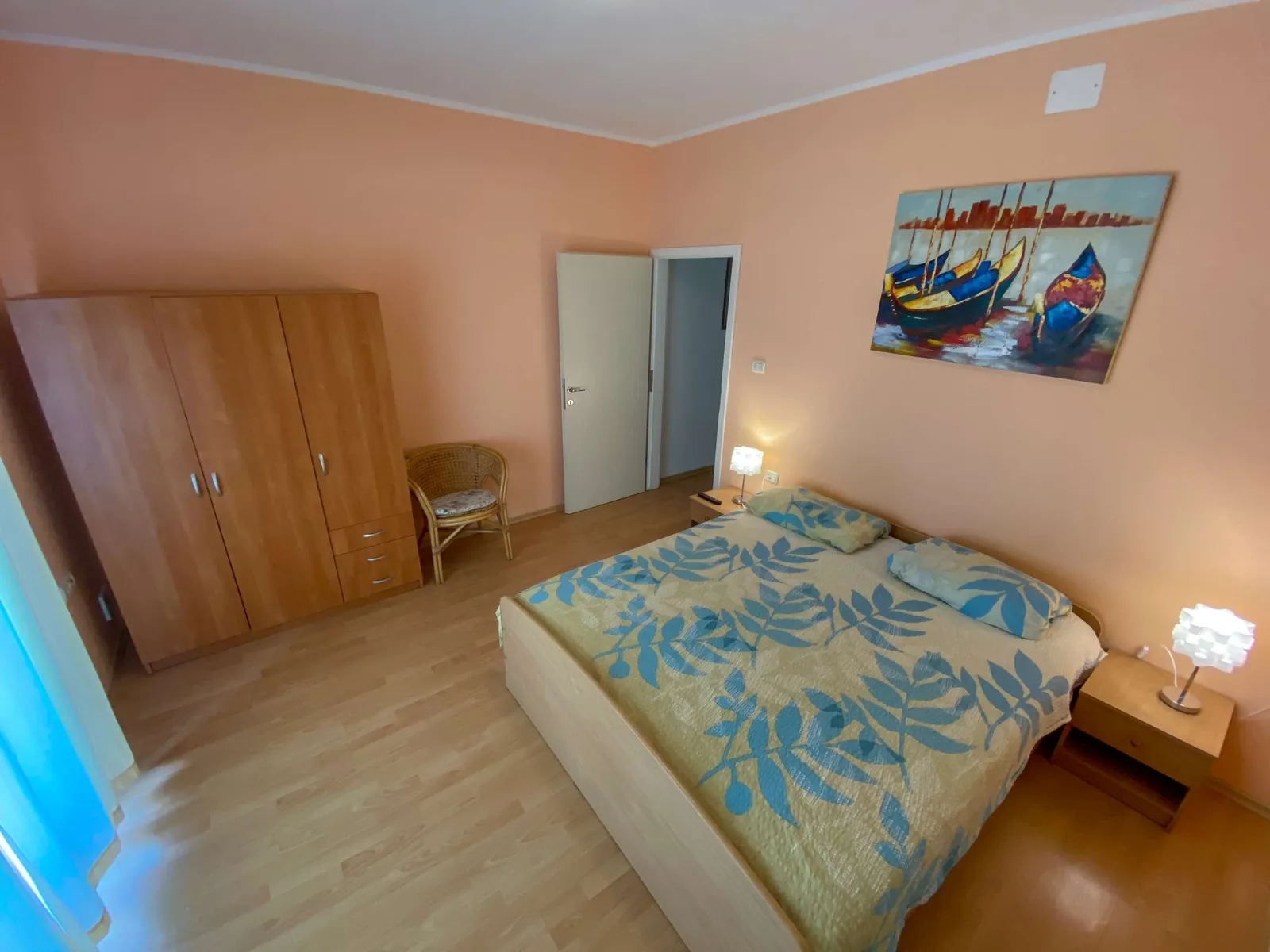 Spalnica z zakonsko posteljo in omaro